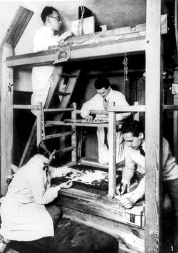 멀티플레인 카메라를 설치하고 있는 라이니거(아래), 코흐, 조수인 Walter Türck와 Alexander Kardan