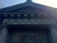 일본 수준원점 표고 상부 엔타블러처의 프리즈 부분에 국화 문장과 함께 오른쪽부터 "대일본제국"이라고 새겨져 있다.