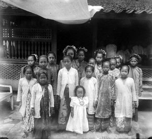 식민지 시대의 전통 의상을 입은 무시 소녀