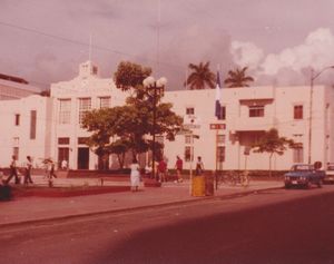 산페드로술라의 시청. 중앙 공원에 면해 있다.