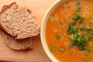 사순절 저녁 식사는 종종 금욕, 희생, 단순함에 초점을 맞춘 기간을 유지하기 위해 채식 수프, 빵, 물로 구성된다.