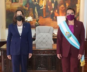 2022년 1월 취임식 후 카스트로와 카멀라 해리스 미국 부통령