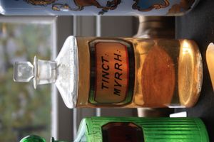 몰약 팅크의 오래된 병