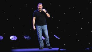 저베이스가 2021년 9월 웨스트 엔드의 런던 팔라디움에서 공연하고 있다.