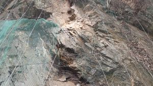 영월군 영월읍 연하리, 국도 제38호선 반송터널 북쪽 영월로 도로변의 반송층 노두(북위 37° 11′ 20.4″ 동경 128° 32′ 37.8″﻿ / ﻿북위 37.189000° 동경 128.543833°﻿ / 37.189000; 128.543833)