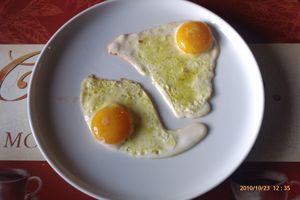 크로아티아에서 베게타 조미료와 함께 제공되는 달걀 프라이