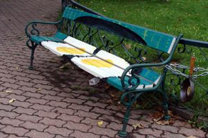 프라이팬 옆에 벤치에 그려진 오스트리아식 달걀 프라이 두 개, 빈