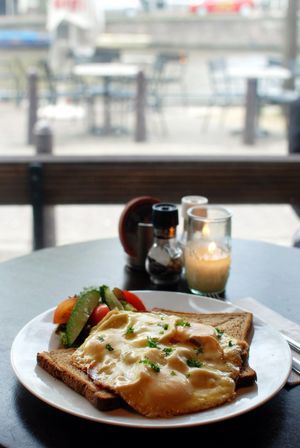 식빵 위에 얹어진 uitsmijter ham en kaas (햄과 치즈를 곁들인 달걀 프라이)