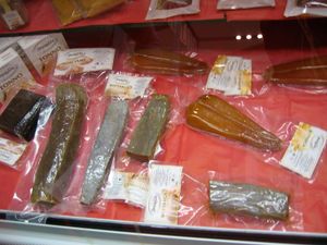 다양한 포장된 이탈리아 보타르가를 진열한 고급 매장