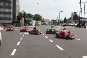 도쿄 하라주쿠에서 닌텐도 캐릭터 복장을 한 카트 탑승객들.