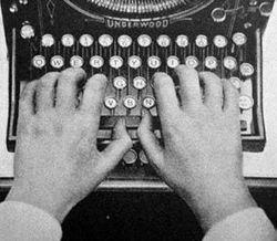 타자기로 글을 쓰는 모습.