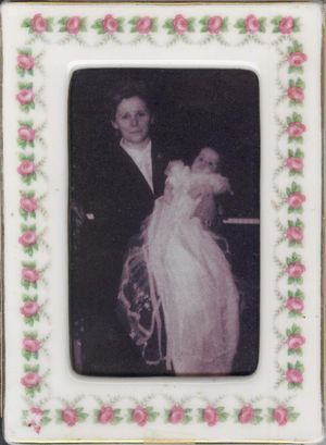 1948년 스웨덴에서 전형적인 루터교 세례 때 입었던 긴 레이스 가운