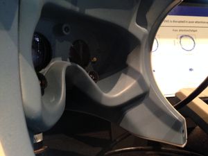 눈 움직임을 측정하기 위한 LED 조명과 카메라가 장착된 시선 추적 HMD