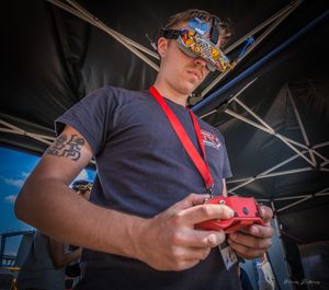 FPV 고글을 착용한 드론 레이서