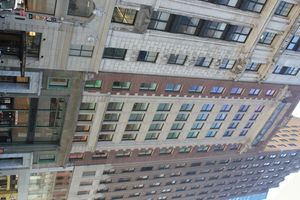 1780 브로드웨이의 정면, 뉴욕시 지정 랜드마크가 석회암과 벽돌로 만들어졌습니다.