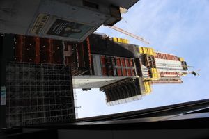 건축 중인 건물 오른쪽에서 뻗어나온 캔틸레버 플랫폼