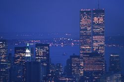 2001년 5월, 엠파이어 스테이트 빌딩에서 촬영한 세계 무역 센터 야경.