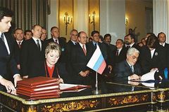 러시아 대통령 블라디미르 푸틴을 수행하며 그리스에서 러시아 연방을 대표하여 공동 문서에 서명하는 부총리 발렌티나 마트비옌코