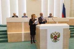 잔니 인판티노 (중앙 오른쪽)와 사진 촬영하는 마트비옌코(중앙 왼쪽)