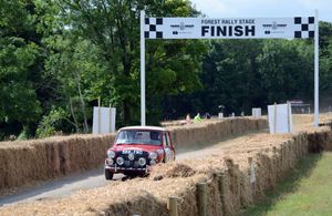 미니 쿠퍼 S가 포레스트 랠리 스테이지의 결승선을 통과하고 있다.