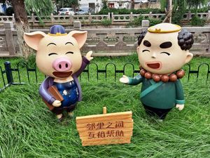 롄윈강 거리의 저팔계와 사오정의 만화 조각상