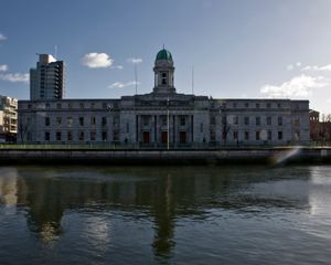 코크 시청 정면. 에실리언 타워를 배경으로.