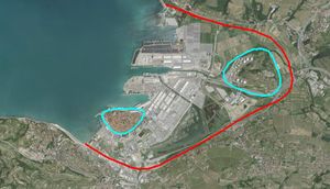 코페르 주변 환경의 변화, 매립 전 해안선(빨간 선)과 코페르의 원래 섬(왼쪽의 밝은 파란색 선), 오른쪽에 있는 전 섬 세르민을 보여준다.