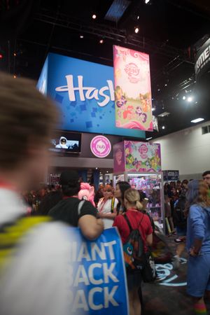 마이 리틀 포니: 우정은 마법은 2011년 샌디에고 코믹콘에서 Hasbro 부스에서 대대적으로 홍보되었다.