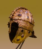 시르미움 근처에서 발견된 황금 로마 투구; 노비 사드의 보이보디나 박물관에 전시되어 있다.