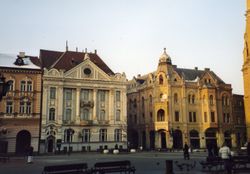 시가지 중심 광장에 보이는 신고전주의 건축물