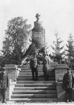 전쟁 전 아르투르 부올 기념비