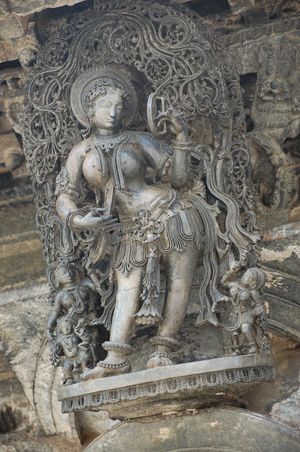 벨루르의 첸나케샤바 사원을 장식하는 많은 마다나카이 중 하나인 "다르파나순다리"(거울을 든 여인).