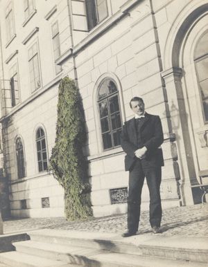 칼 융이 취리히의 부르크홀즐리 병원 앞에서 서 있는 모습, 1909년