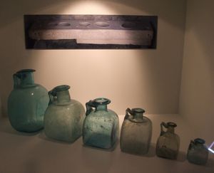 폼페이의 mens ponderia에서 가져온 6개의 부피 측정기. 이는 고대 무게 및 측정 관리를 위한 시립 기관이다.