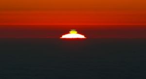 녹색 섬광이 태양 원반 위로 1초 정도 나타난다.