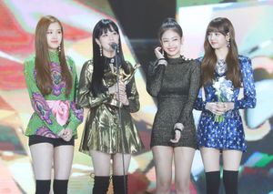 32회 골든 디스크 어워즈에서 "마지막처럼"으로 디지털 음원 부문 본상을 수상한 블랙핑크.