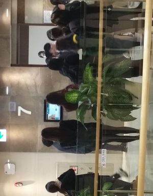 추모관 입구에 있는 팬들, 세브란스병원, 2019년 10월 16일