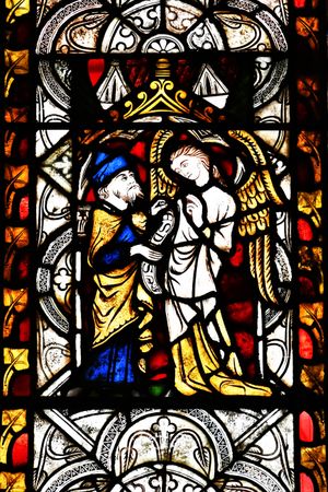 대천사 우리엘과 에스드라를 묘사한 희귀한 중세 스테인드 글라스 패널. 세인트 마이클 앤 올 앤젤스 교회, 킹슬랜드, 헤리퍼드셔.