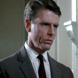 에드워드 폭스는 네버 세이 네버 어게인에서 M 역을 맡았다.