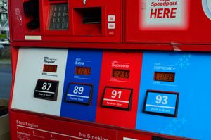 주유소에서는 옥탄가가 다른 여러 종류의 휘발유를 판매한다. 숫자가 높을수록 연료가 엔진 실린더 내에서 비정상적인 연소(노킹)를 더 잘 방지할 수 있음을 의미한다.