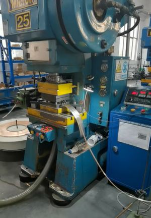 가동 중인 펀치 기계