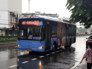 방콕의 대중 버스 서비스 중 하나인 에어컨이 설치된 BMTA 버스.