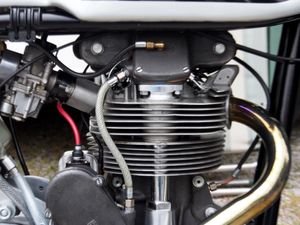 베벨 기어로 캠축을 구동하는 노턴 오토바이 엔진