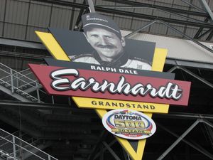 데이토나 라이징 이후 인젝터 중 하나로 변경된 데이토나 인터내셔널 스피드웨이의 전 Earnhardt Grandstand
