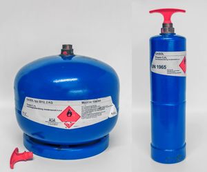 2 kg 용량의 2012형 실린더와 0.34 kg 용량의 2000형 프로판 실린더; 일반적으로 캠핑 장비와 작업장의 취미 프로젝트에 사용되는 크기