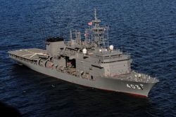 잠수함 구조함 '치하야'(ASR-403). 포화 잠수의 모선 기능을 갖추고 있으며, 일본 기록을 달성한 잠수를 지원했다.