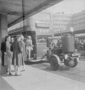 1943년경, 트레일러에 가스 발생기가 장착되어 목탄 가스로 작동되는 버스, 영국 리즈