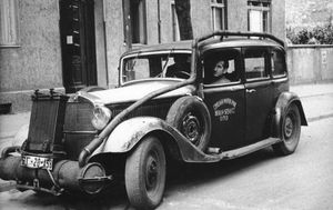 목탄 가스로 구동되는 자동차, 1946년 베를린. 엔진에 가스를 주입하기 전에 가스를 냉각하는 데 필요한 보조 라디에이터