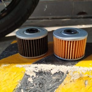 Kawasaki W175의 오토바이 오일 필터. 오래된 것(왼쪽)과 새로운 것(오른쪽).