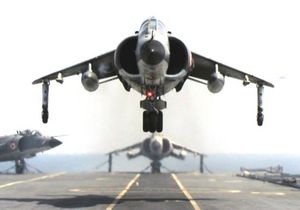 해리어 점프 제트(Harrier jump jet)가 인도 해군 항공대(Indian Naval Air Arm)에 착륙하고 있다.